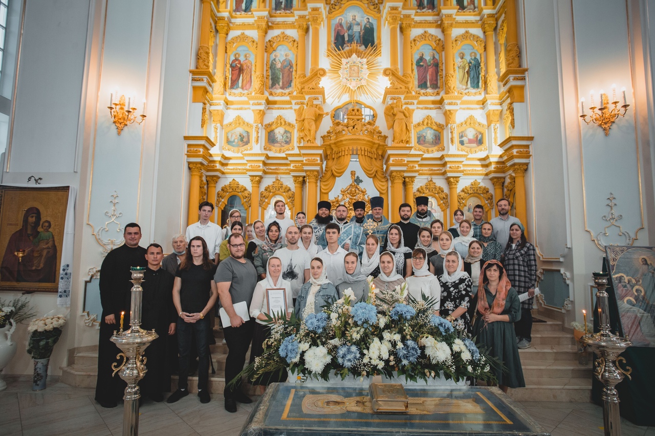 Молодежный любительский хор кафедрального собора принял участие в Божественной литургии в Троицком храме Батайска