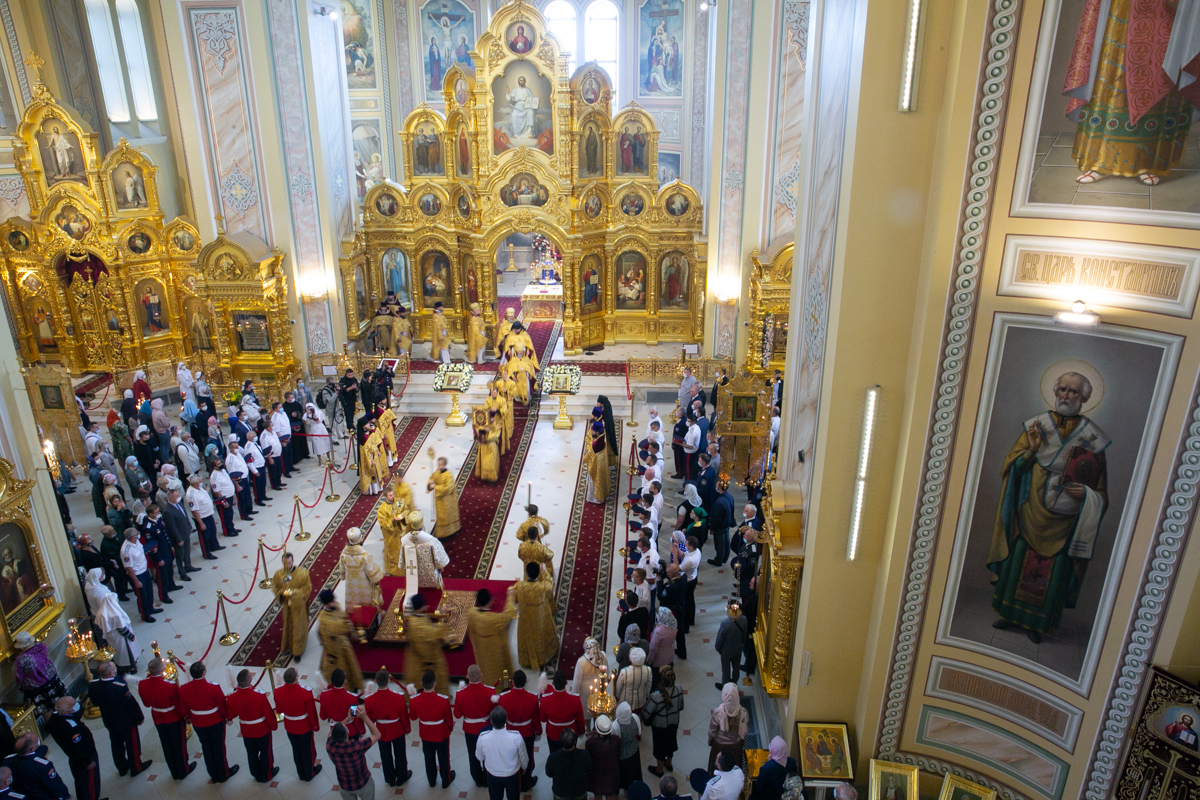 Глава Донской митрополии совершил Божественную литургию в Ростовском кафедральном соборе в день празднования 10-летия Донской митрополии