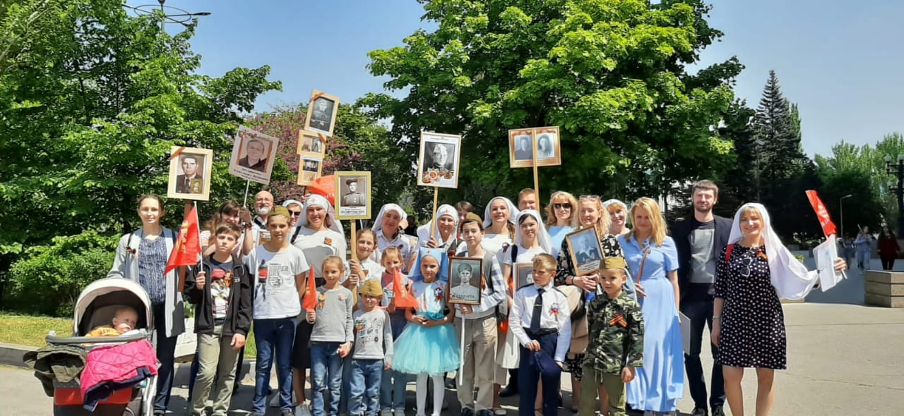 9 мая сестры милосердия и волонтеры сестричества отметили День Победы в строю "Бессмертного полка"