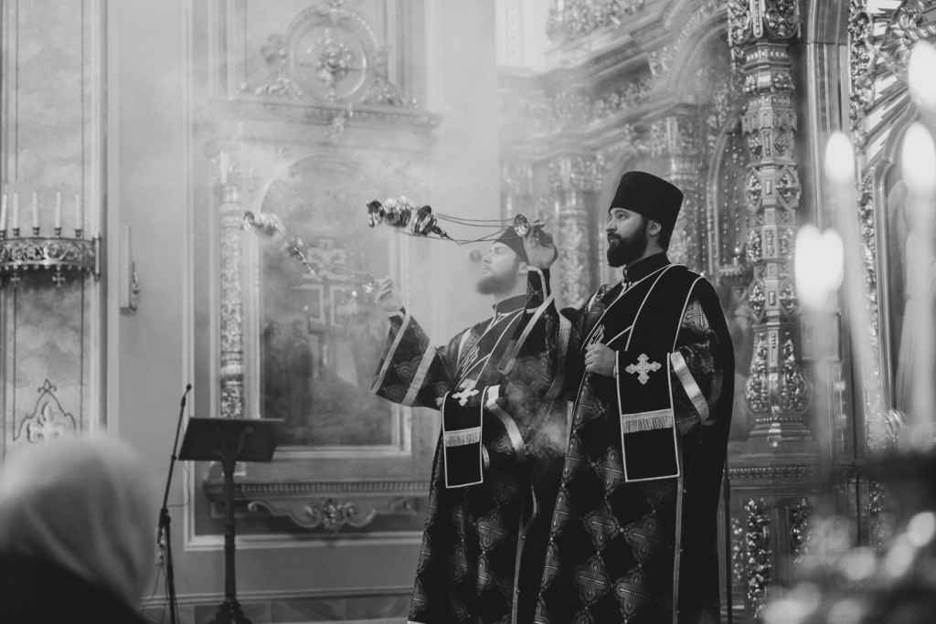 Вечерня с чтением 15 паримий и Божественная литургия святителя Василия Великого в Великую Субботу