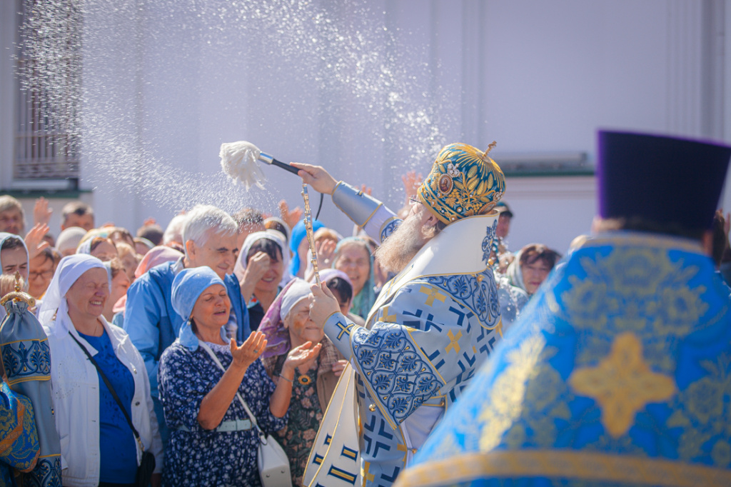 Богослужения в престольный праздник Ростовского кафедрального собора
